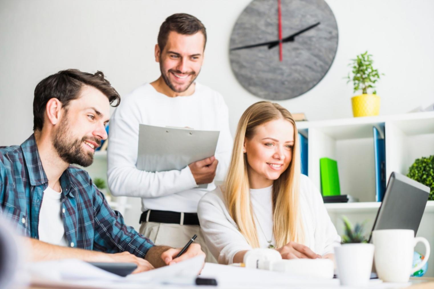 Equipo de Clyvathys trabajando en estrategias de educación financiera
